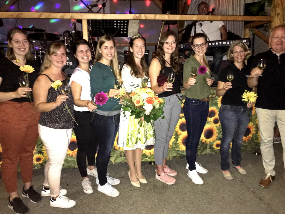 Amtierende und ehemalige Weinhoheiten; vlnr: Miriam Kaltenbach, Claudia Vetter, Stephanie Megerle, Katharina Kammerer, Pia Dreher, Victoria Lorenz, Katrin Schmid, Elke Hugger, Bürgermeister Daniel Heß