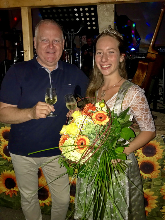 Bürgermeister Daniel Heß und die Bodensee Weinprinzessin Pia Dreher