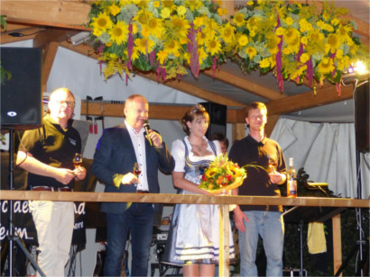 Katharina Kammerer, Badische Weinprinzessin zusammen mit Bürgermeister Daniel Heß bei den Grußworten